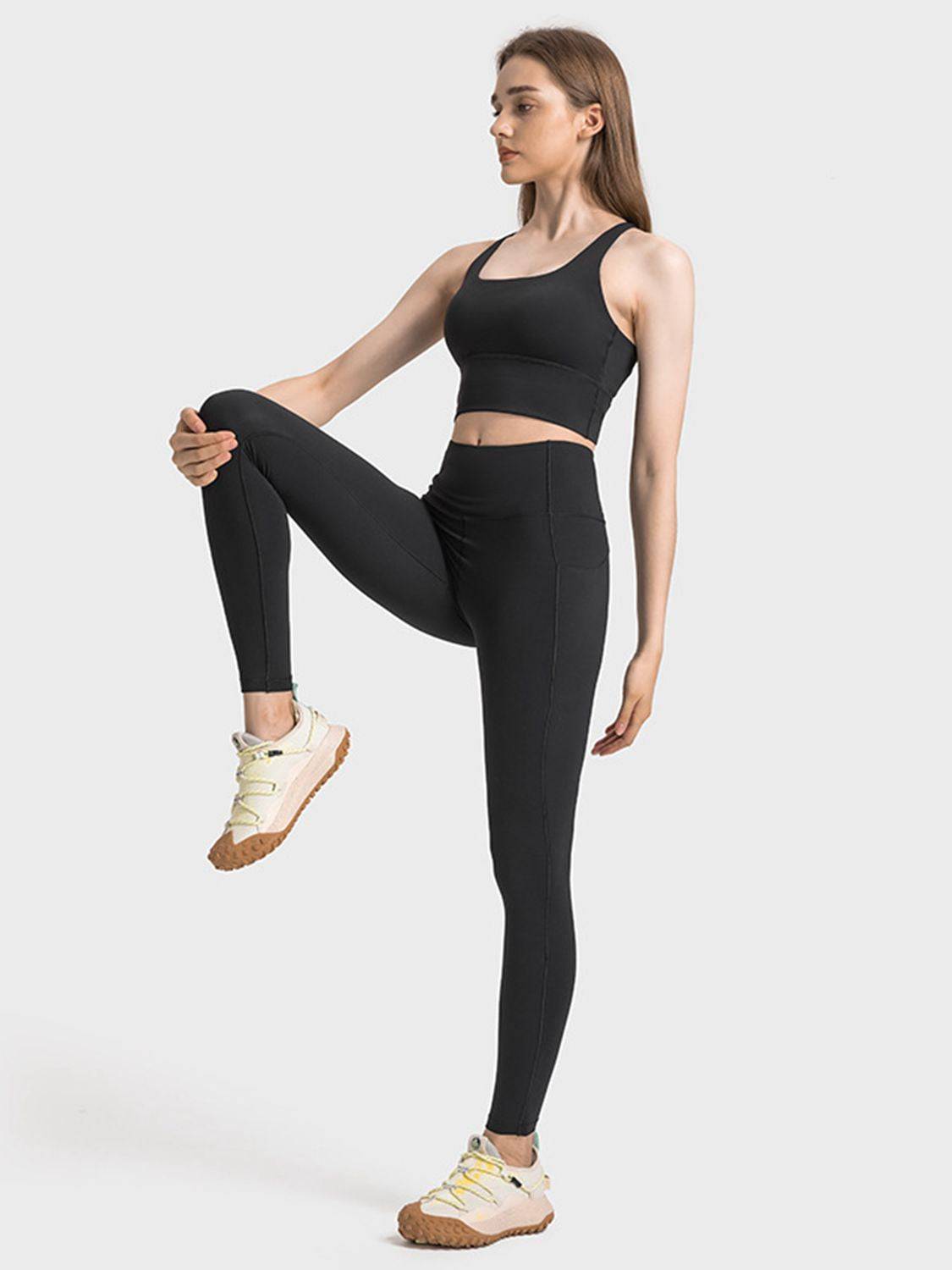 Scoop Neck Crisscross Sports Bra with Stylish Back Straps